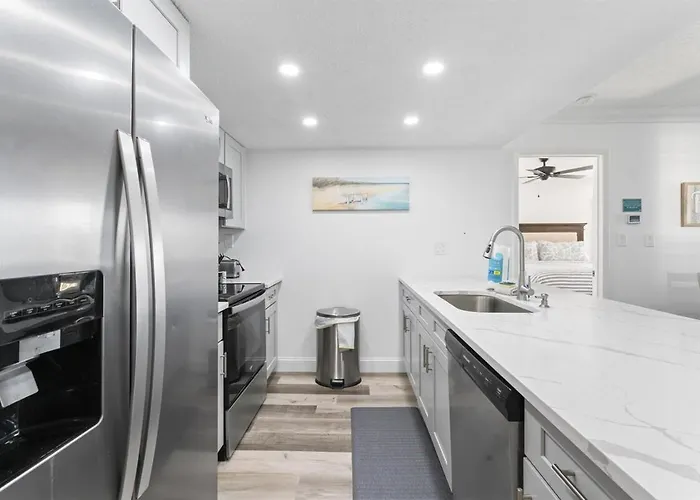Beachfront 3-bed I Location! Stunning Sunsets *